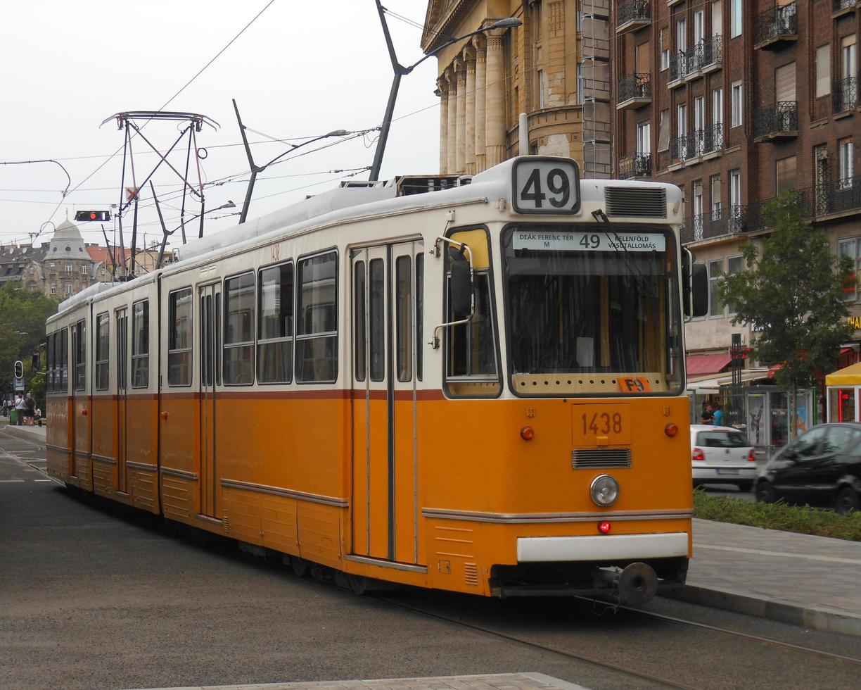 Tranvía eléctrico naranja que atraviesa la ciudad de Budapest. foto
