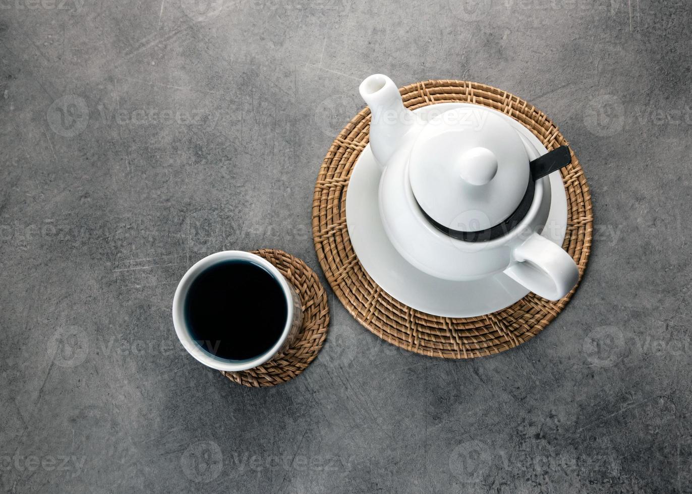 taza de té de porcelana blanca y tetera, mesa de té de la tarde foto