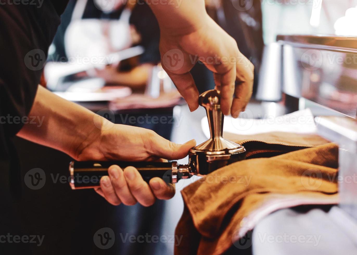 café recién hecho de la máquina de café con café de filtro sin fondo foto