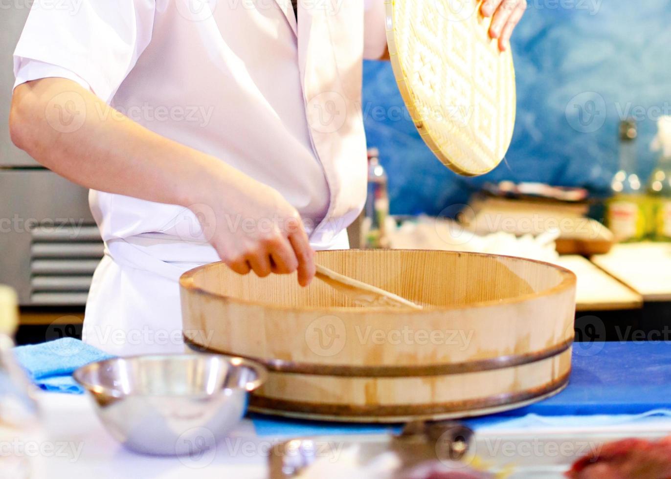 chef japonés preparar arroz de sushi de cocina foto