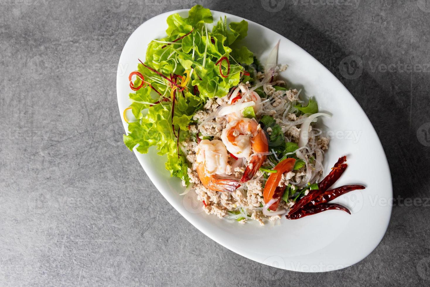 ensalada de fideos de camarones, ensalada de fideos picantes, ensalada picante tailandesa foto