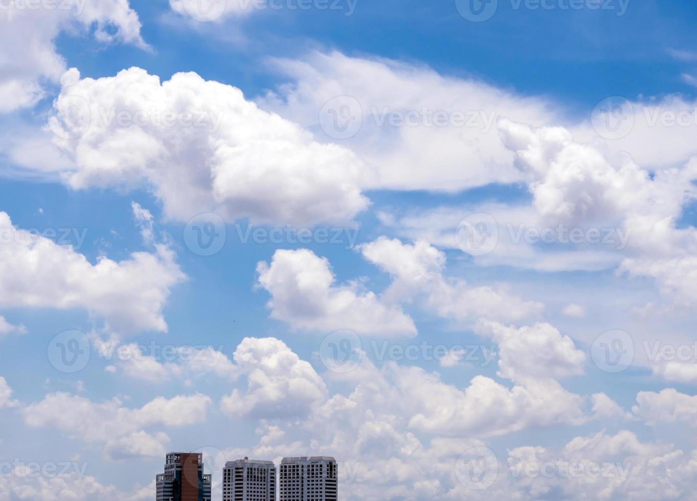 edificio de gran altura y cielo azul brillante foto