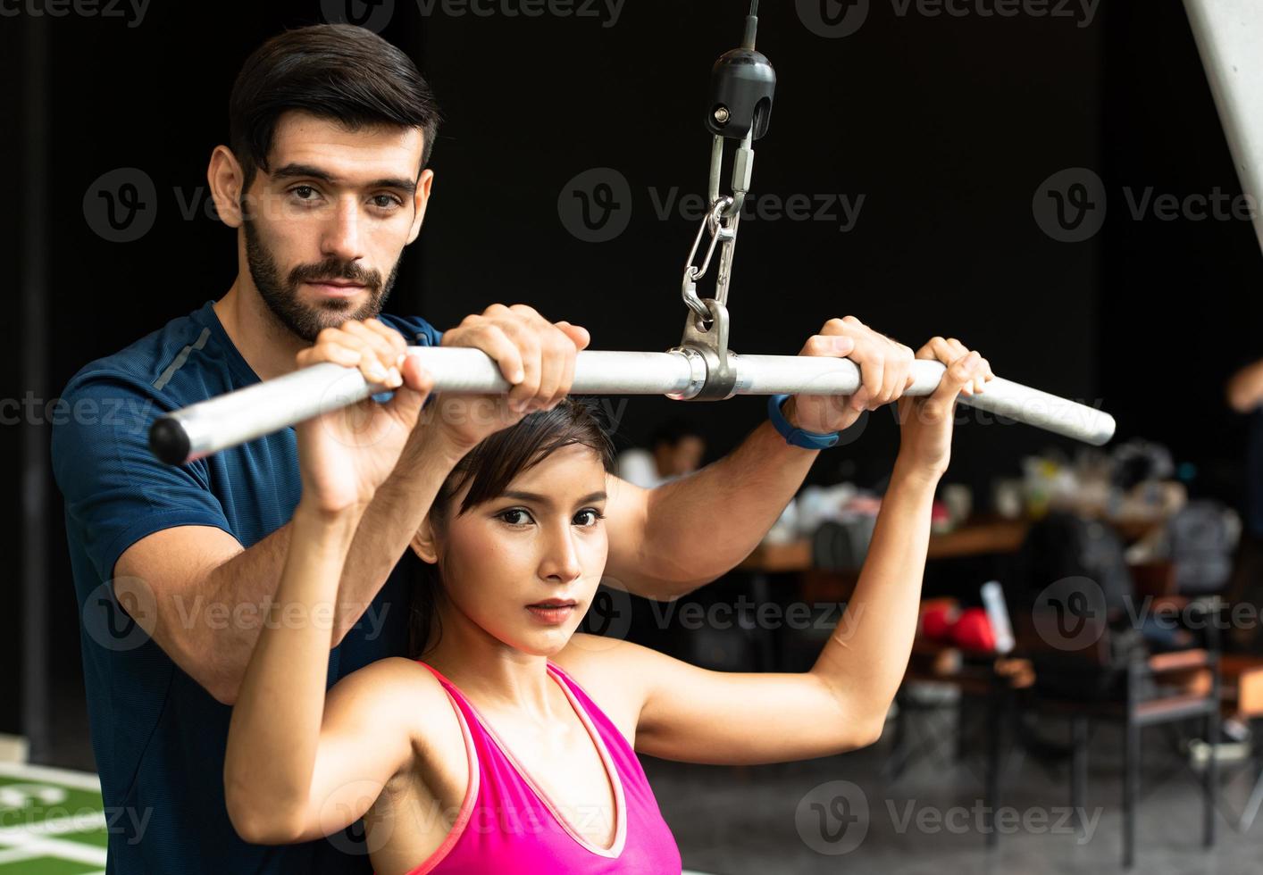 parejas jóvenes hacen ejercicio en el gimnasio para fortalecer el cuerpo. foto