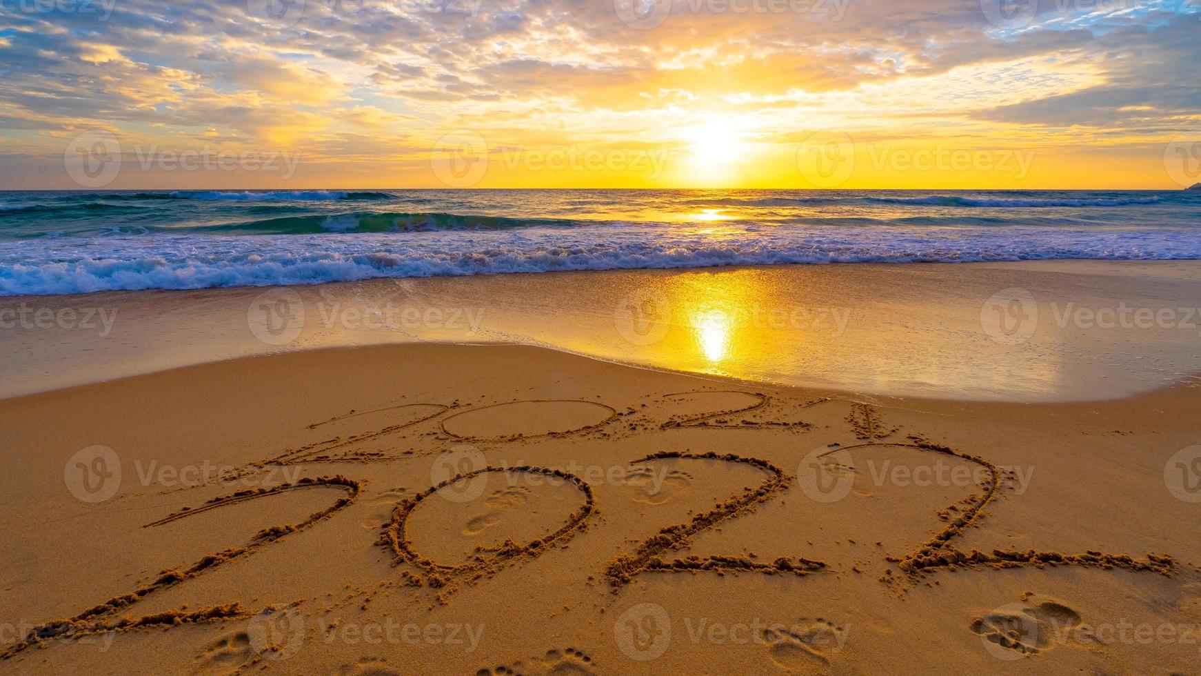 feliz año nuevo 2022, letras en la playa foto