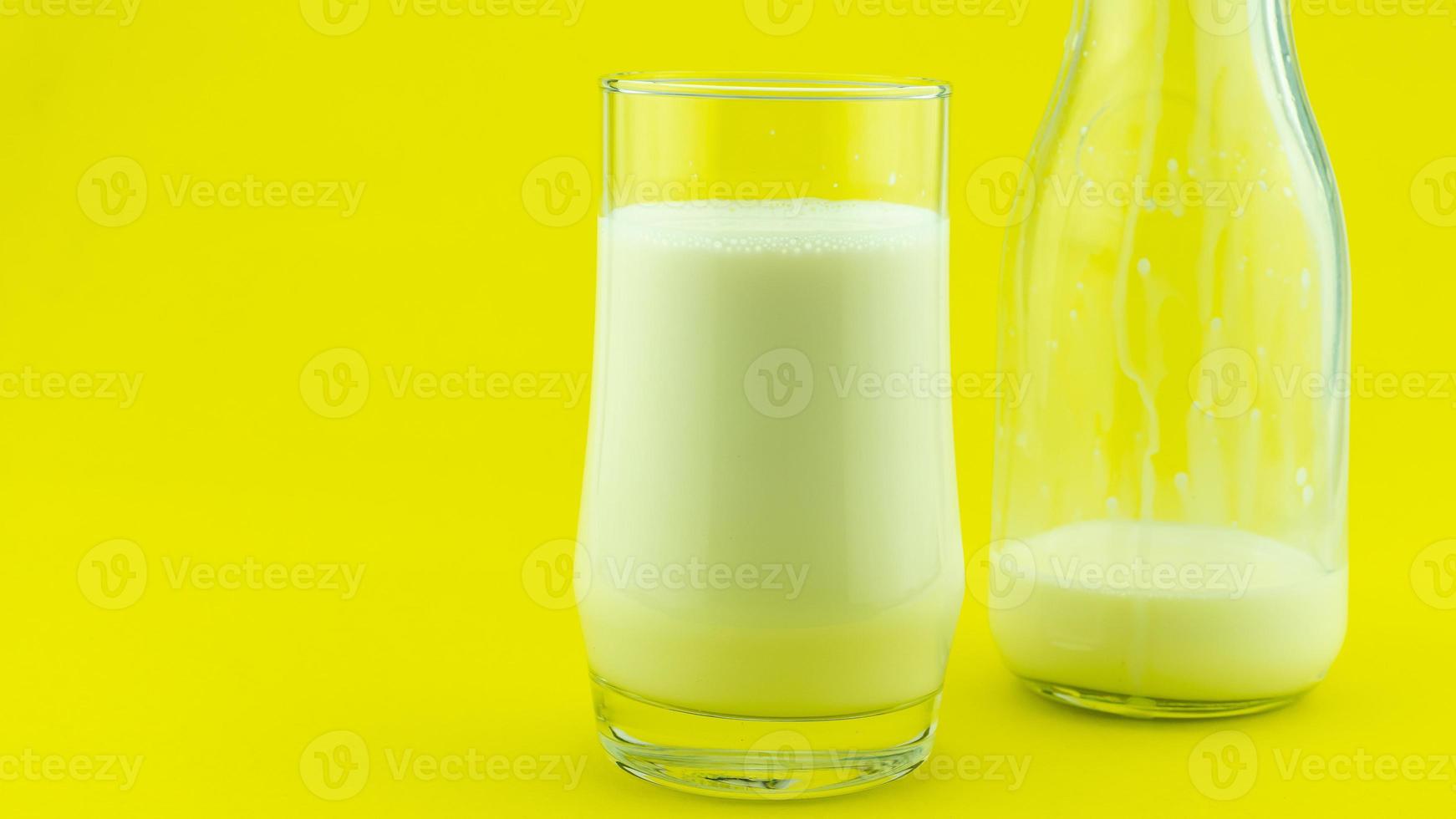 Banner de un vaso de leche sobre fondo de colores espacio de copia del día de la leche foto