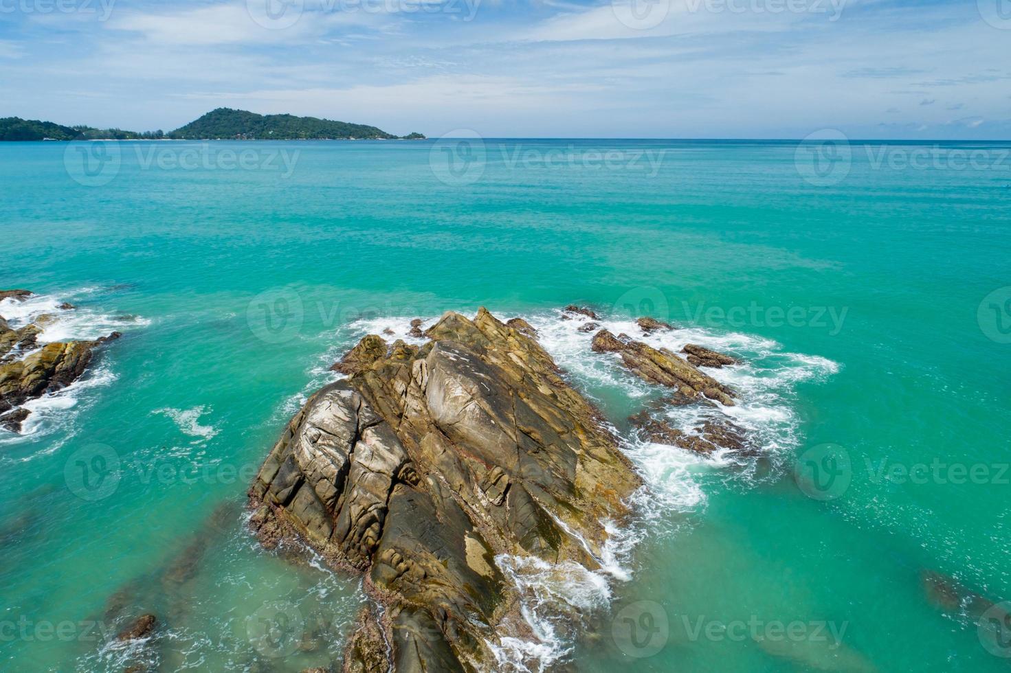 Vista aérea de arriba hacia abajo ola de la orilla del mar rompiendo en la orilla del mar foto