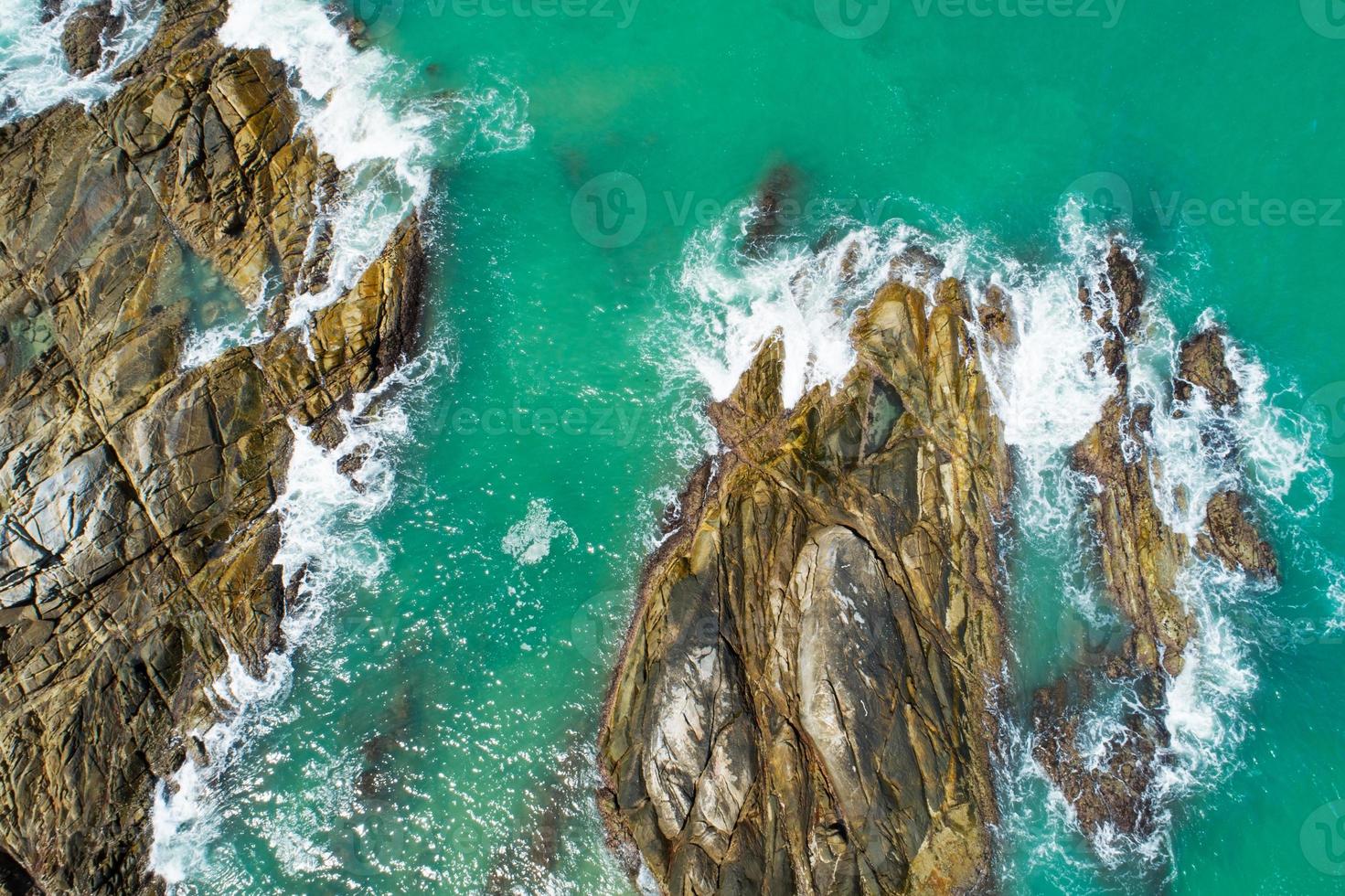 Vista aérea de arriba hacia abajo ola de la orilla del mar rompiendo en la orilla del mar foto