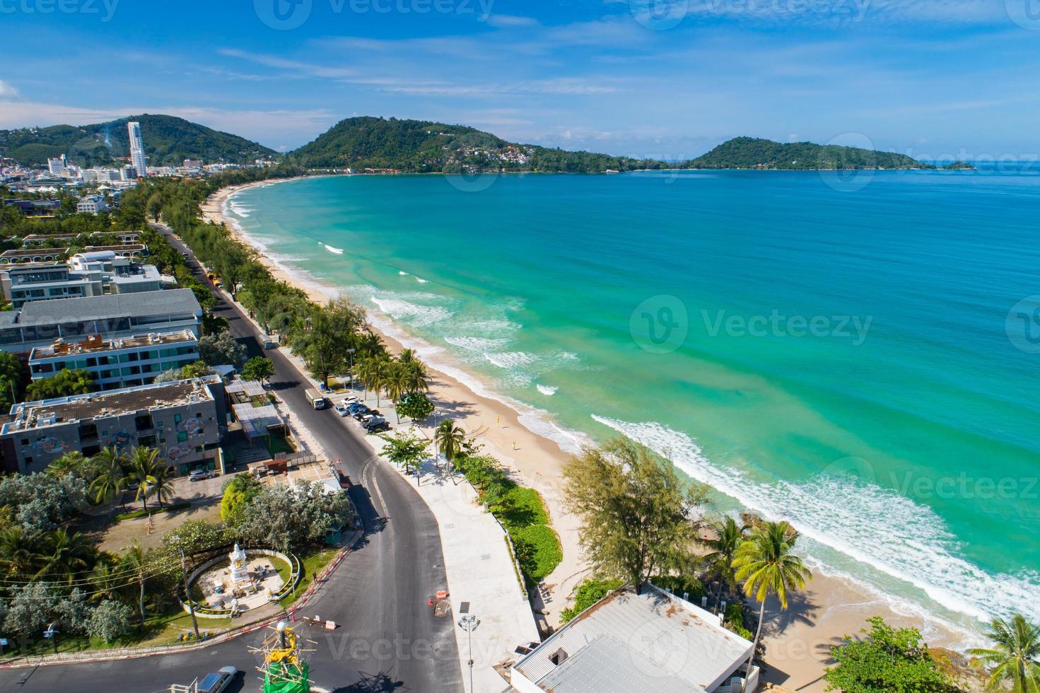 cámara de drone vista aérea increíble vista de la naturaleza del mar sobre patong foto