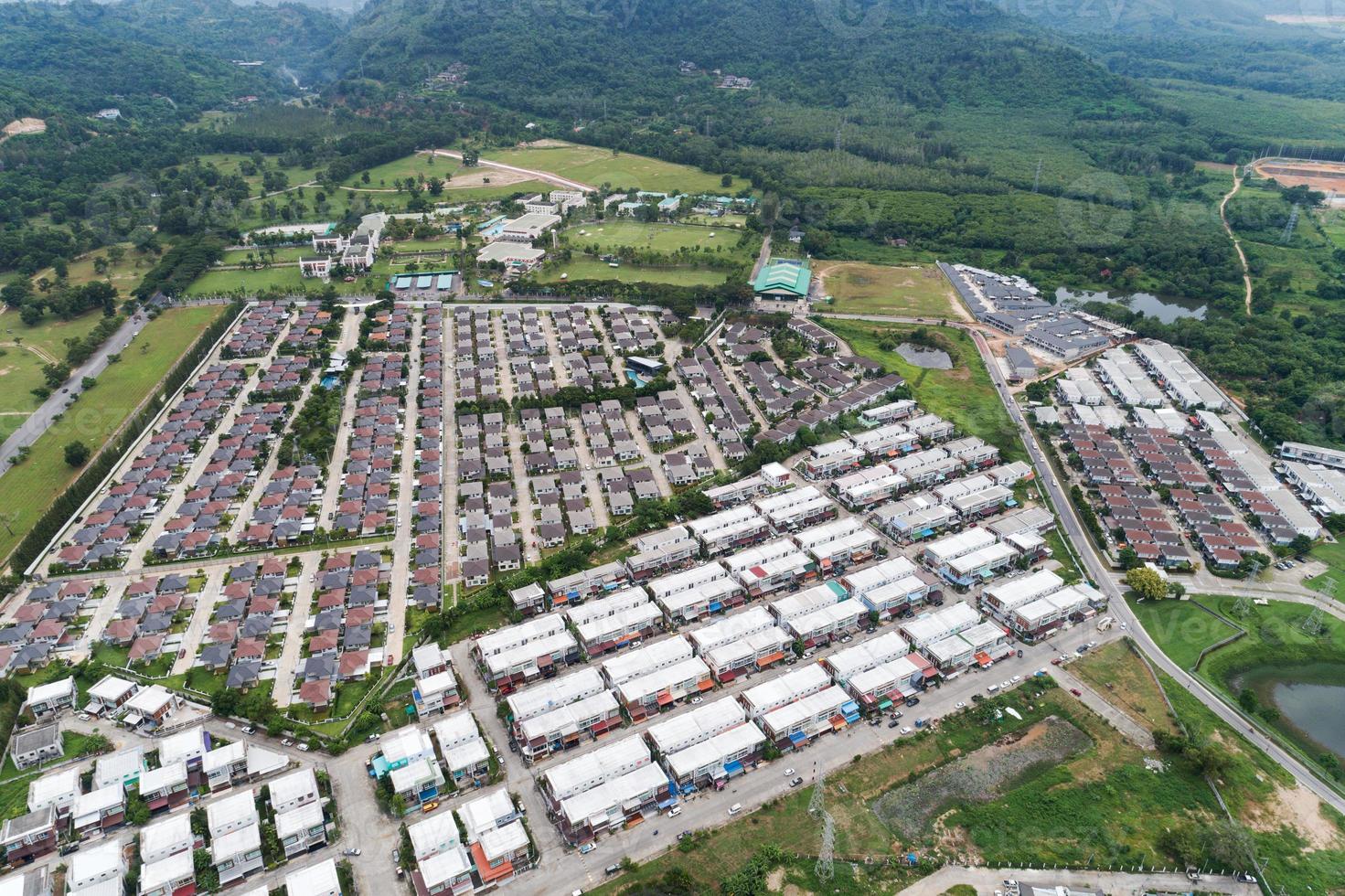 Vista aérea desde la vista superior del drone del pueblo en verano foto