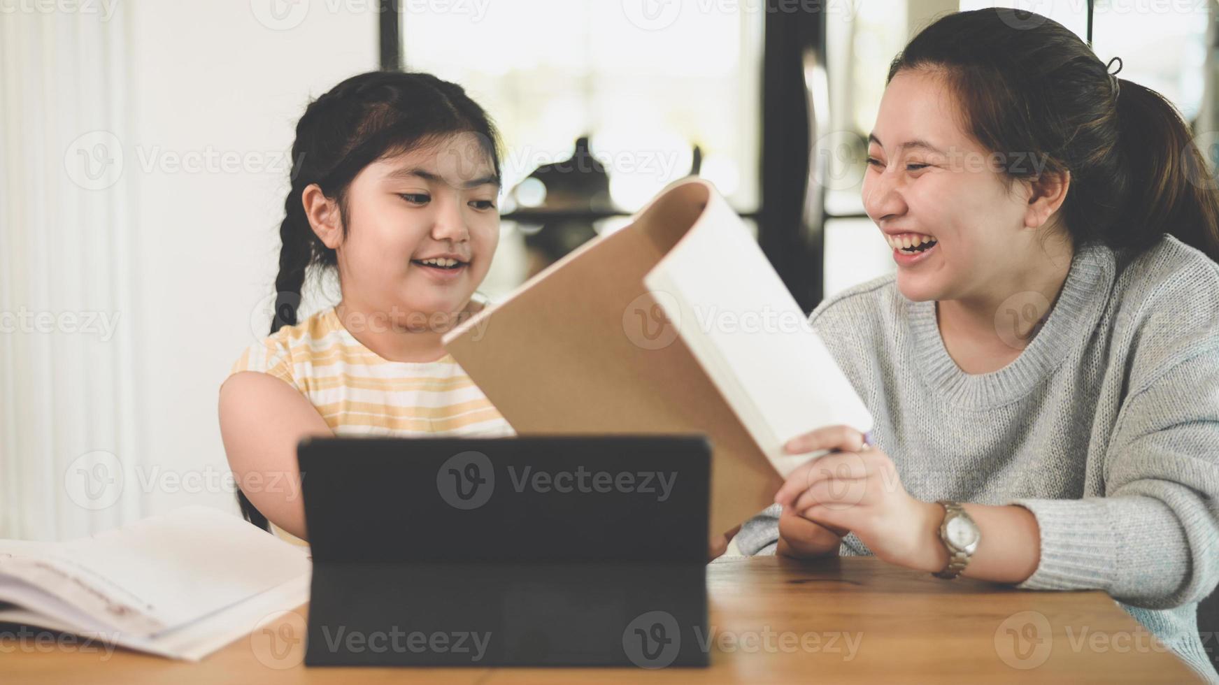 The sisters taught the sisters to do their homework at home. photo