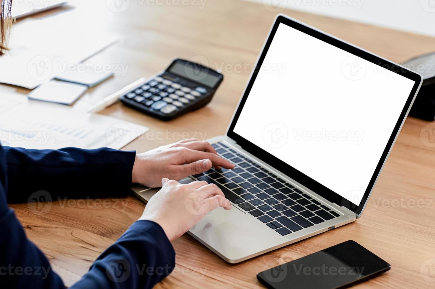 manos de mujeres empresarias en el teclado de la computadora portátil de maqueta. foto