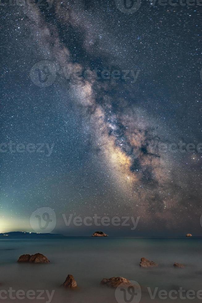 galaxia de la vía láctea sobre la isla de zakynthos capturada desde la isla de cefalonia, grecia. el cielo nocturno es astronómico exacto. foto