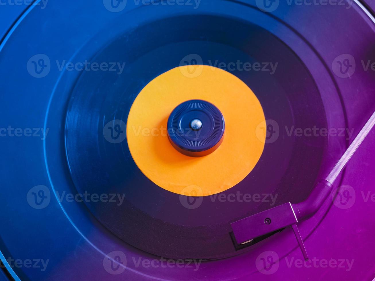 disco de vinilo en el tocadiscos foto