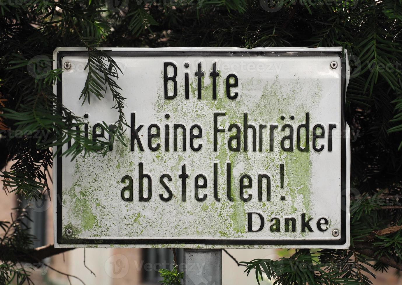 Bitte hier keine Fahrraeder abstellen Please do not park bicycle photo