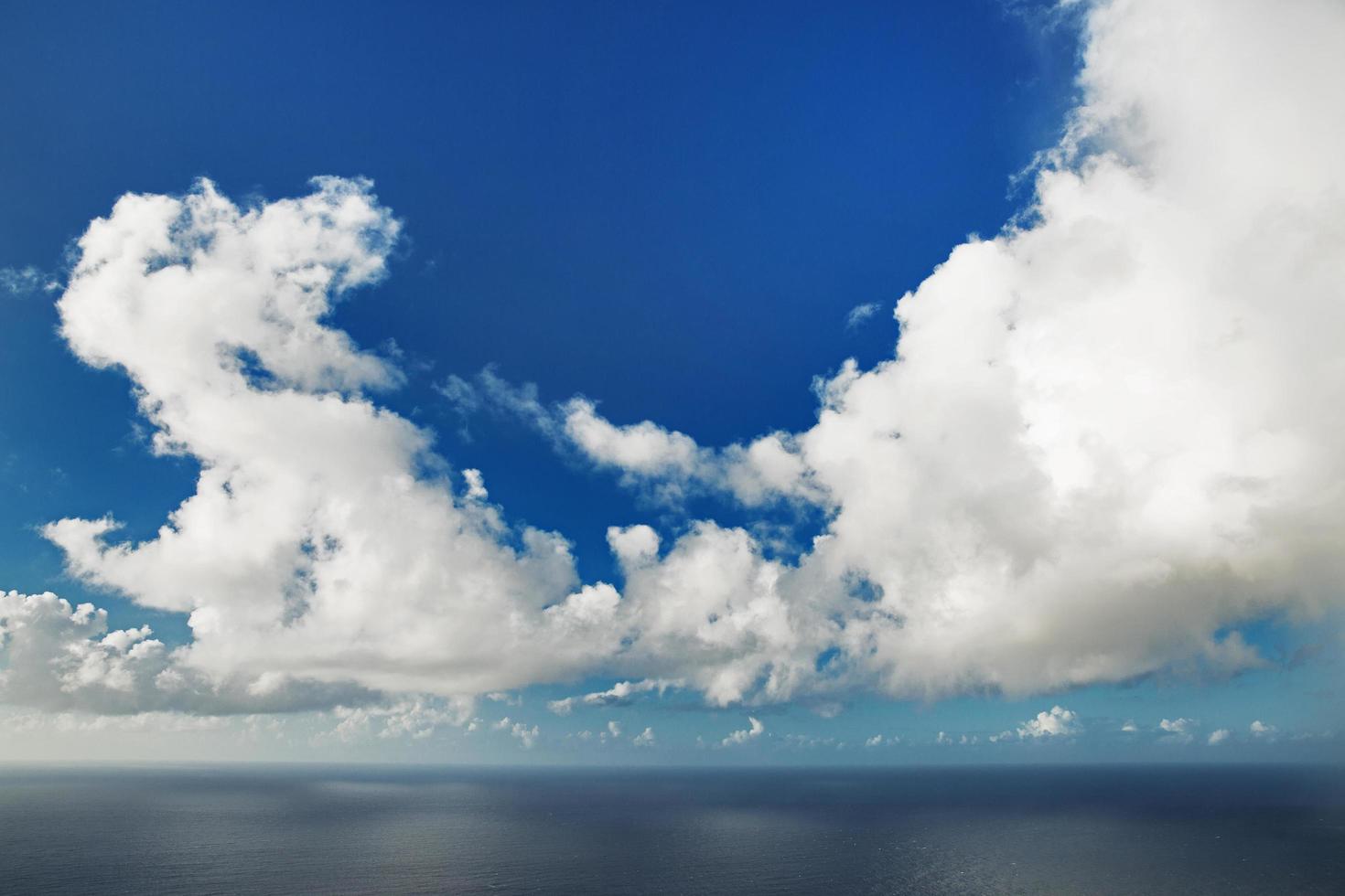 enorme cúmulo de nubes flotando sobre el océano foto