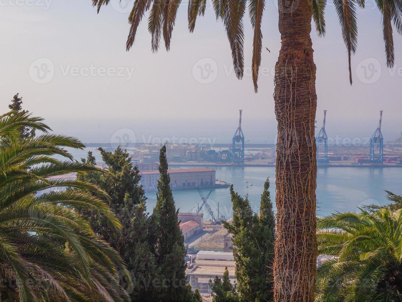 Vista del puerto de Génova, Italia. foto