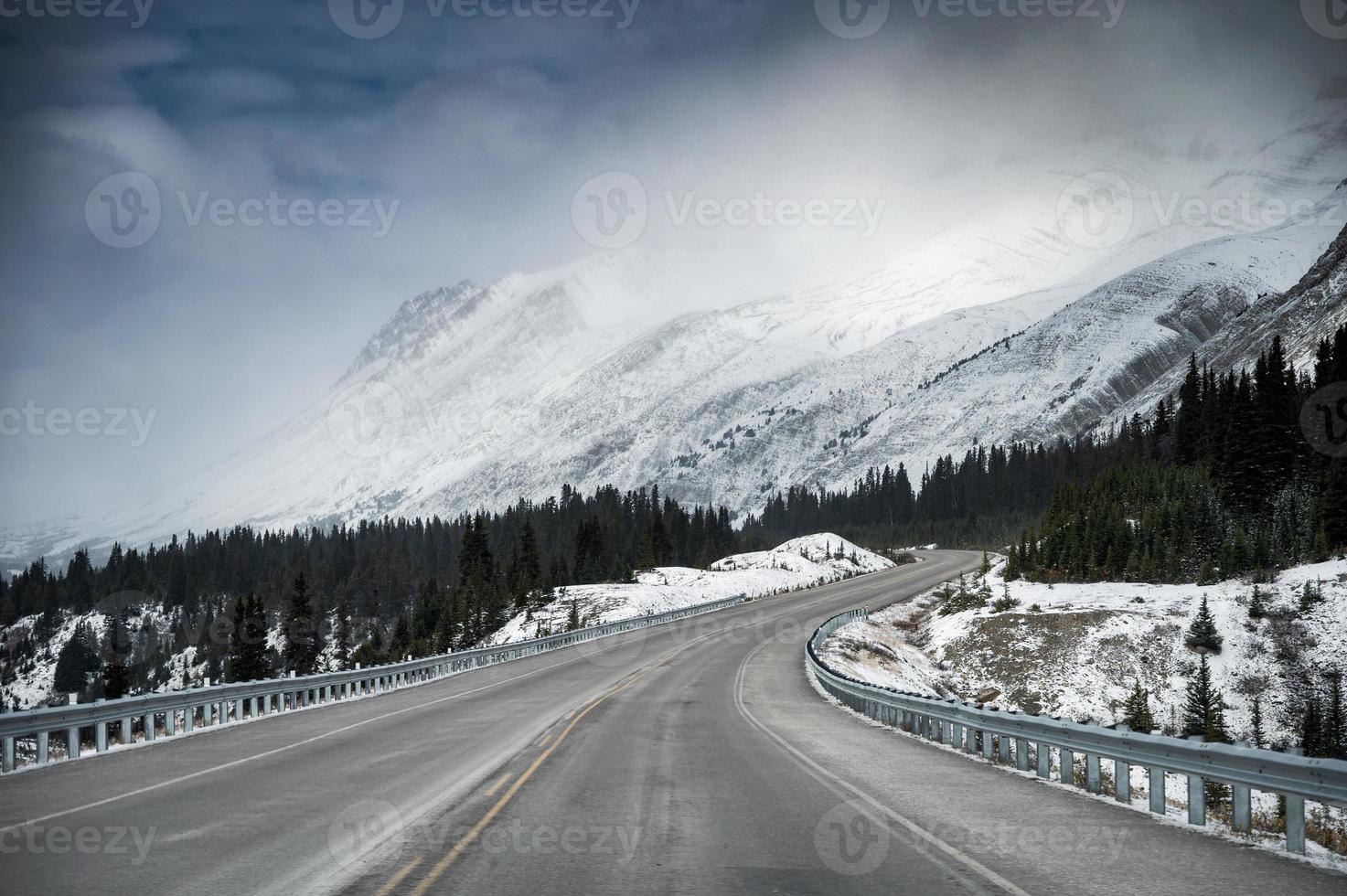 Carretera escénica viaje por carretera con montaña nevada en sombrío en icefields parkway foto