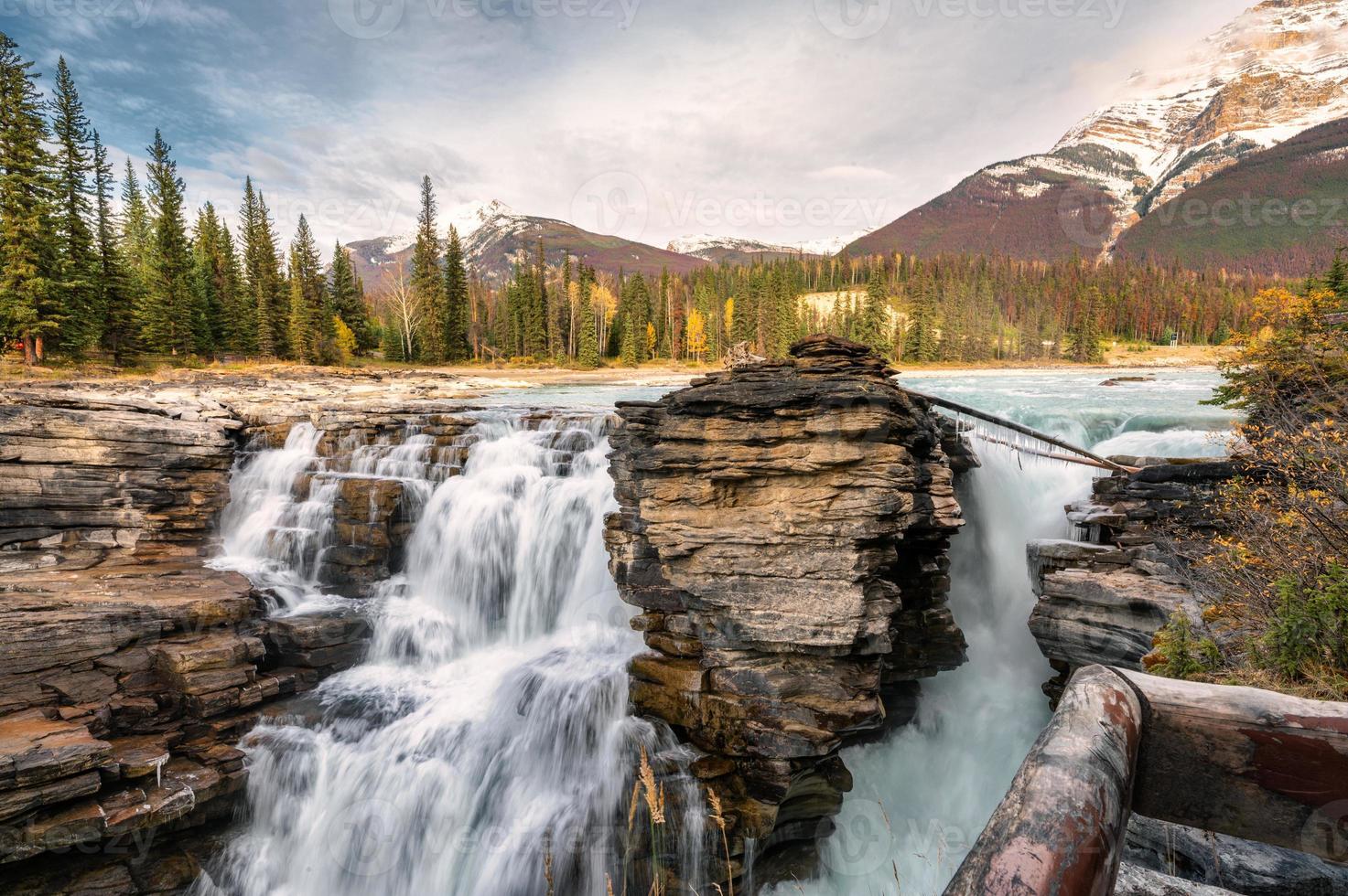 athabasca falls rápidos que fluyen es una cascada en el parque nacional jasper foto