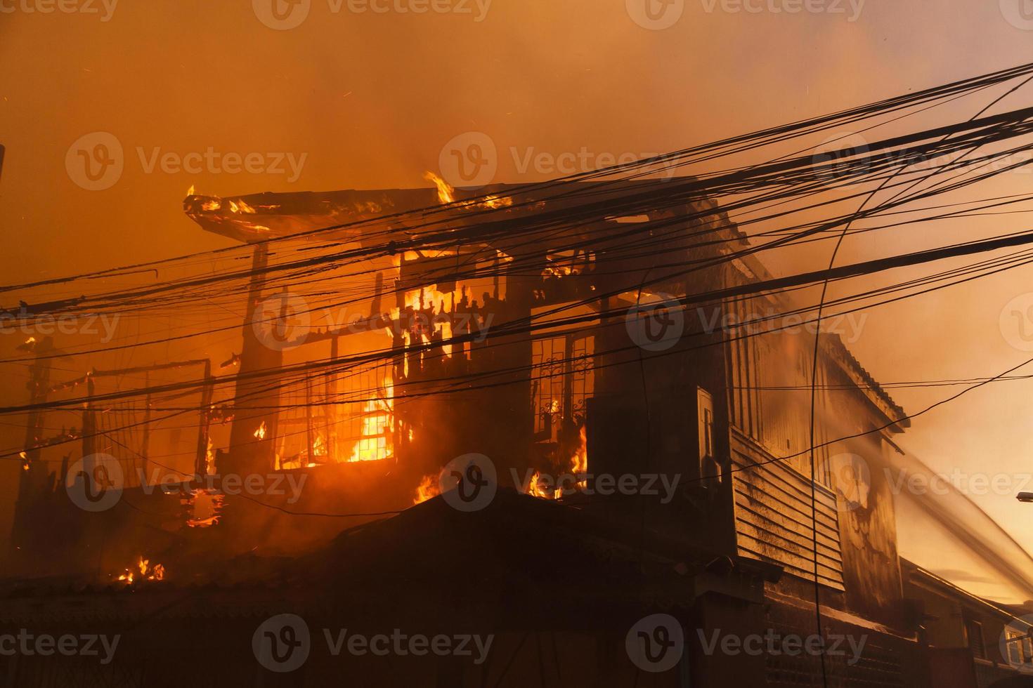 el fuego esta quemando la casa foto