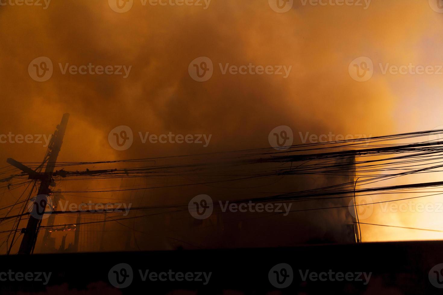 el fuego esta quemando la casa foto