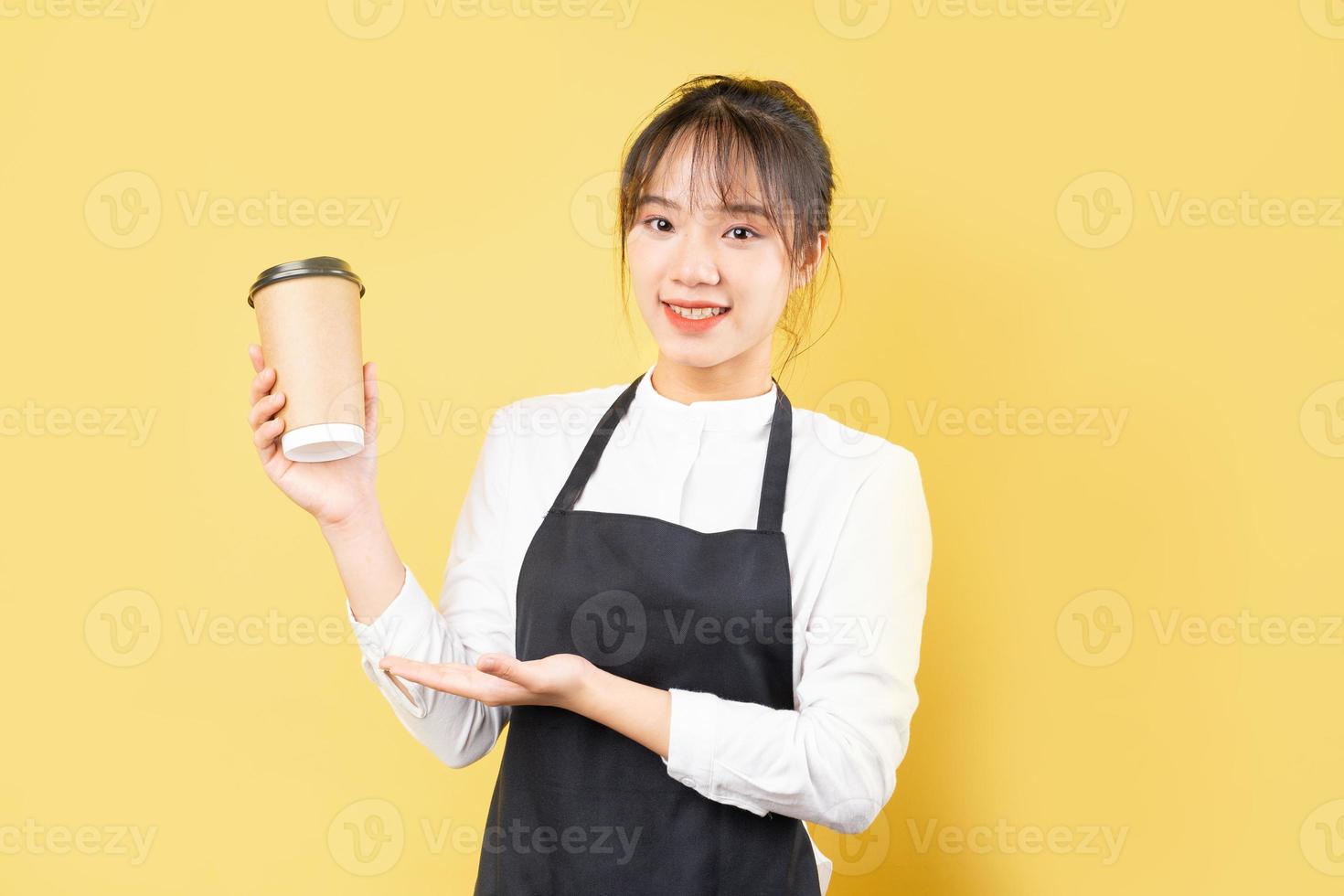 Retrato de camarera alegre sobre fondo amarillo foto