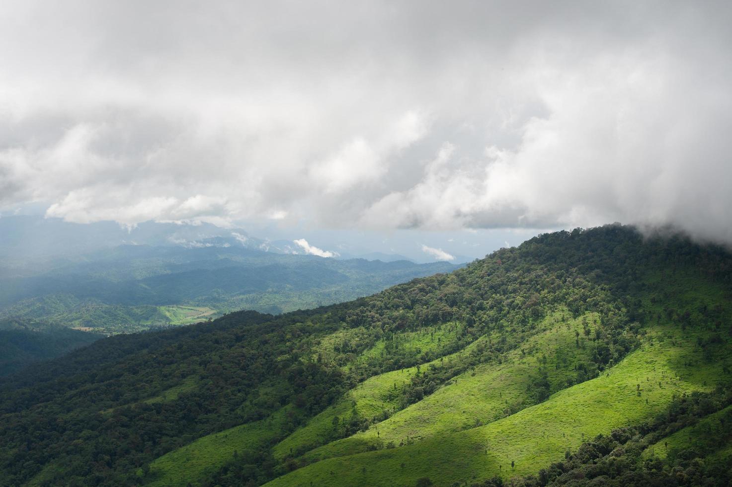 hermoso paisaje de montañas y cielo azul de nubes foto