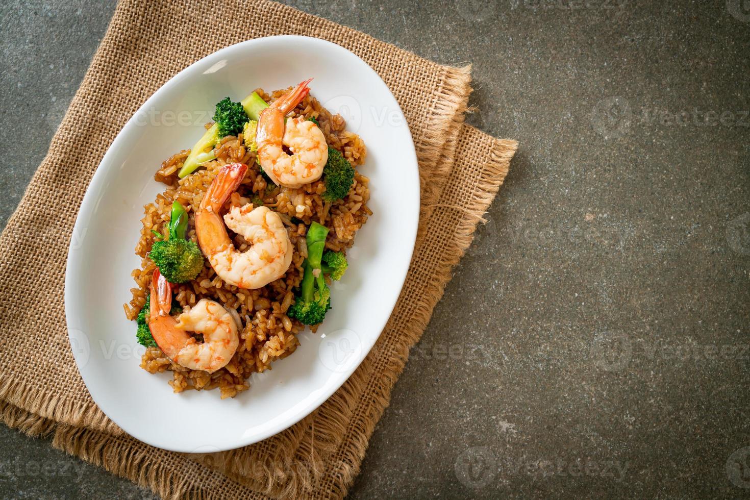 arroz frito con brócoli y gambas foto