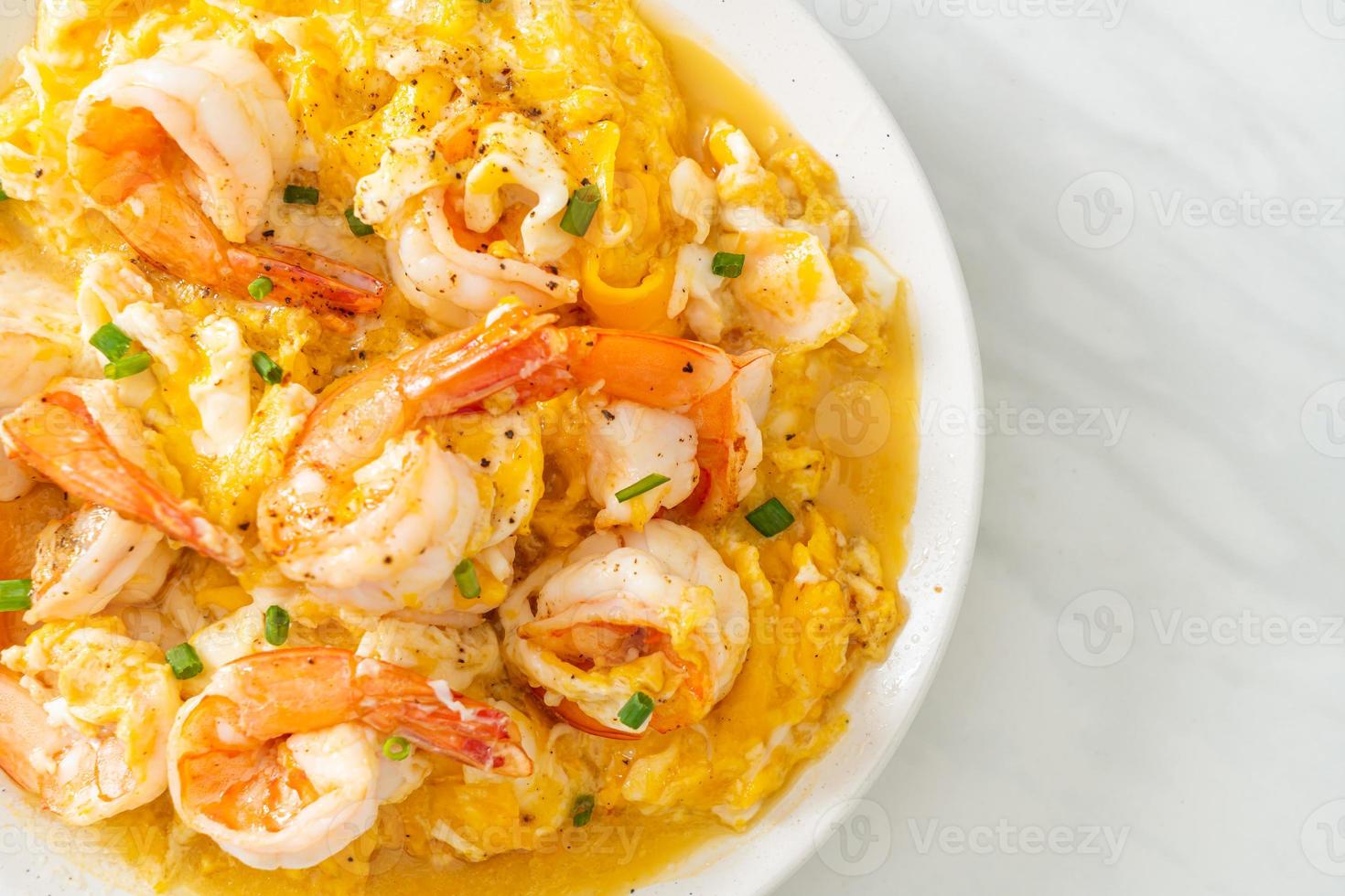 tortilla cremosa de gambas o huevos revueltos y gambas foto