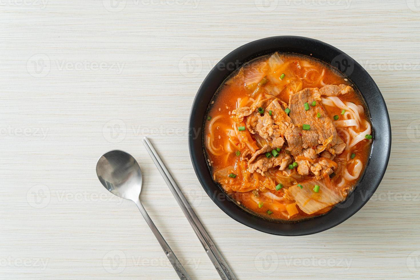 fideos coreanos udon ramen con cerdo en sopa de kimchi foto