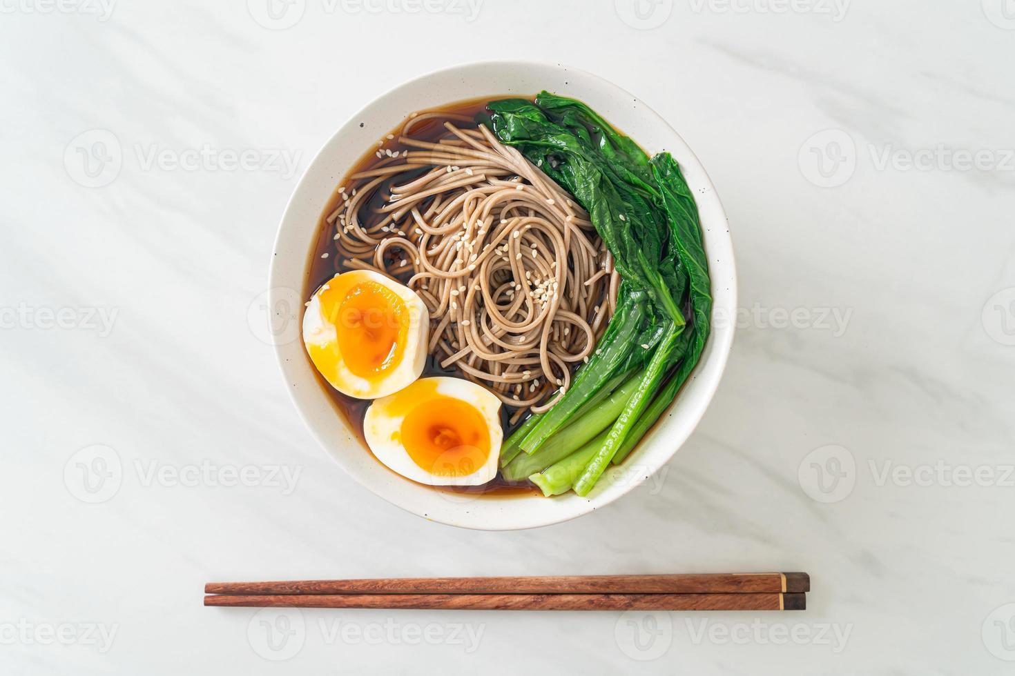 fideos ramen con huevo - estilo de comida vegana o vegetariana foto