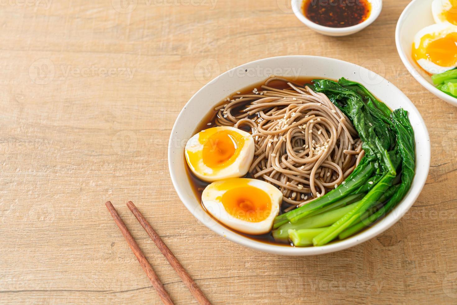 fideos ramen con huevo - estilo de comida vegana o vegetariana foto