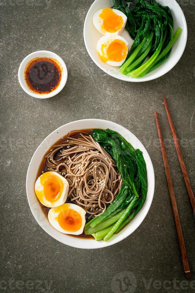 fideos ramen con huevo - estilo de comida vegana o vegetariana foto