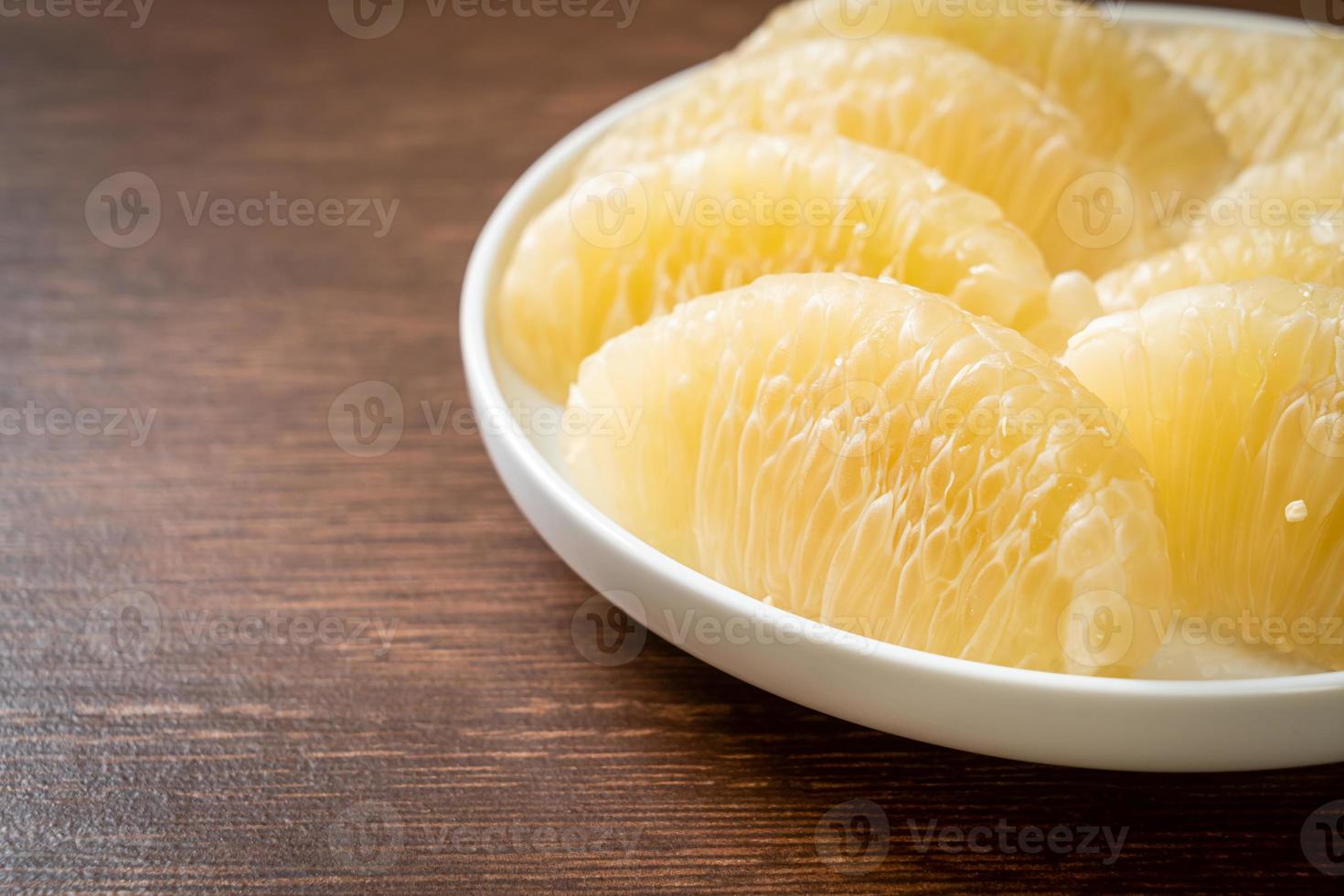 pomelo, pomelo o sábalo fresco y pelado foto