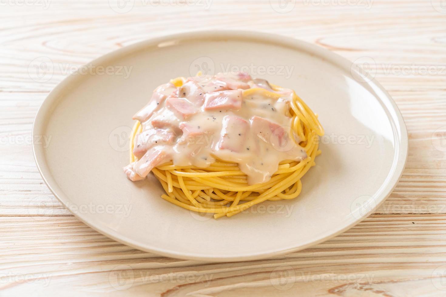 spaghetti white cream sauce with ham photo