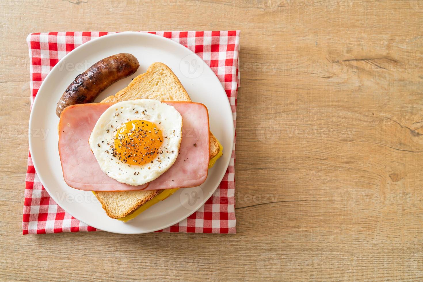 pan tostado con queso jamón y huevo frito con chorizo de cerdo foto