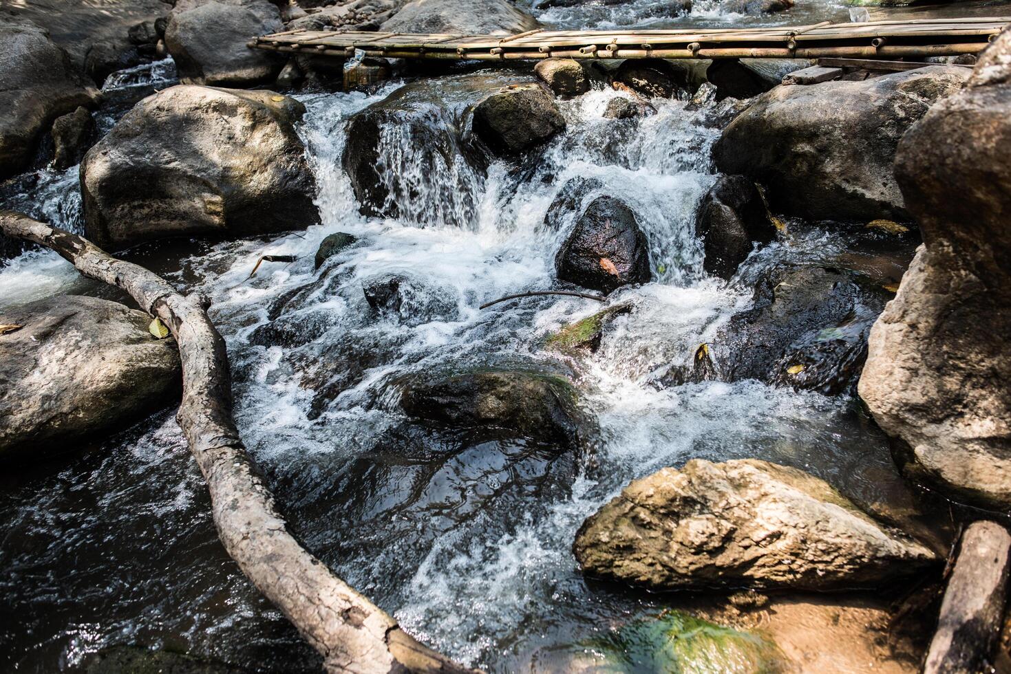 Cascada en la naturaleza y fondo de piedra. foto