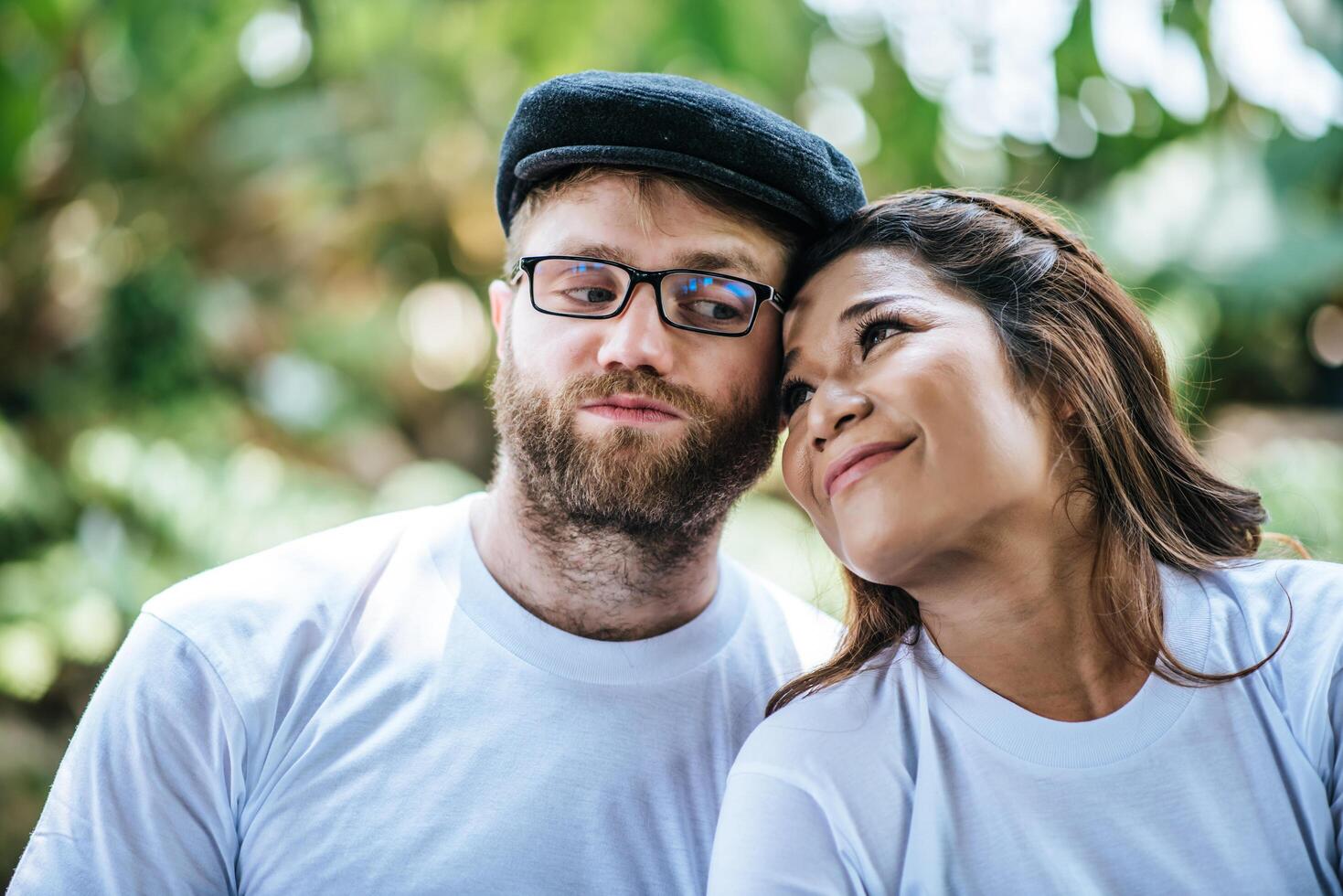 feliz, sonriente, pareja, diversidad, en, amor, momento, juntos foto