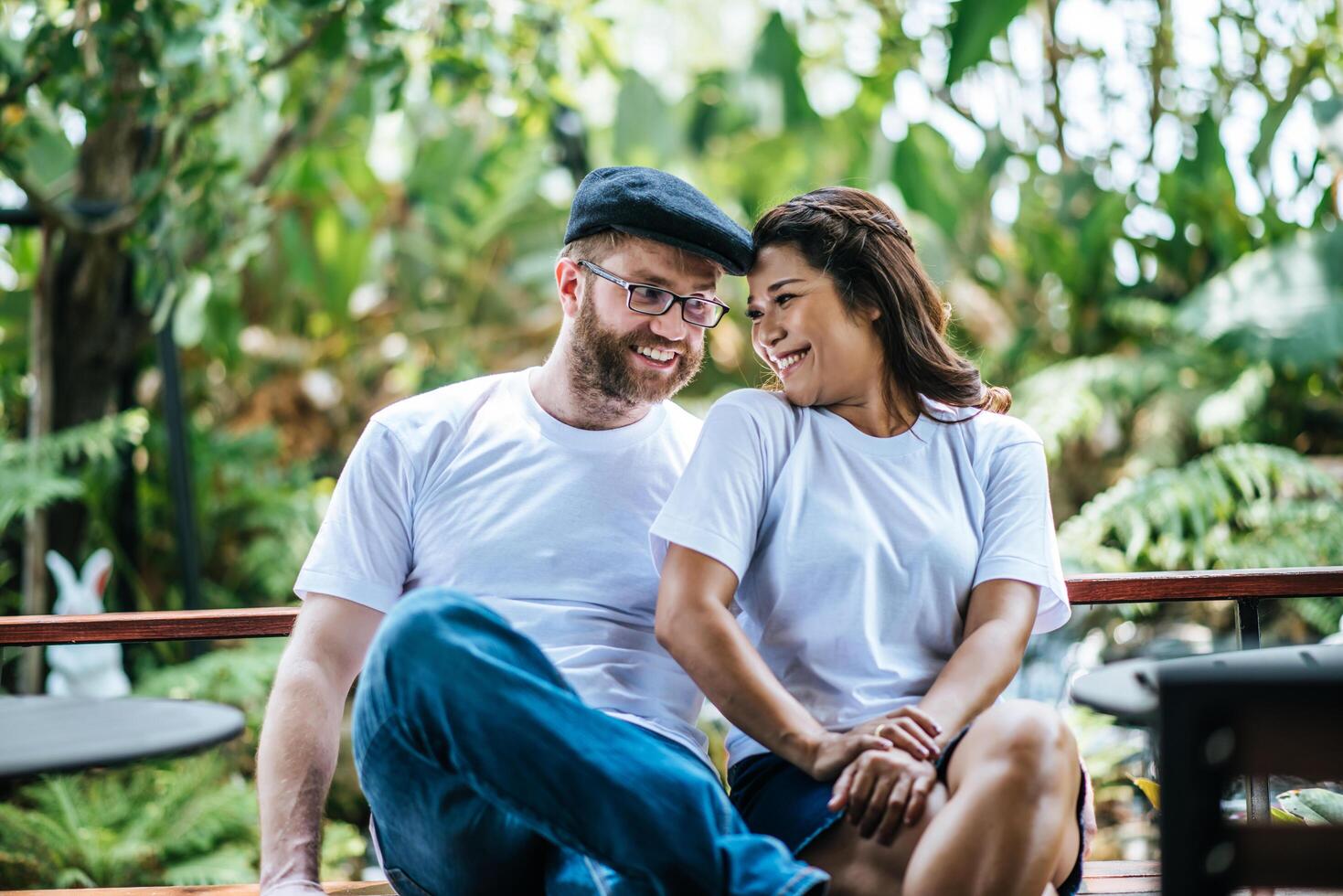 feliz, sonriente, pareja, diversidad, en, amor, momento, juntos foto