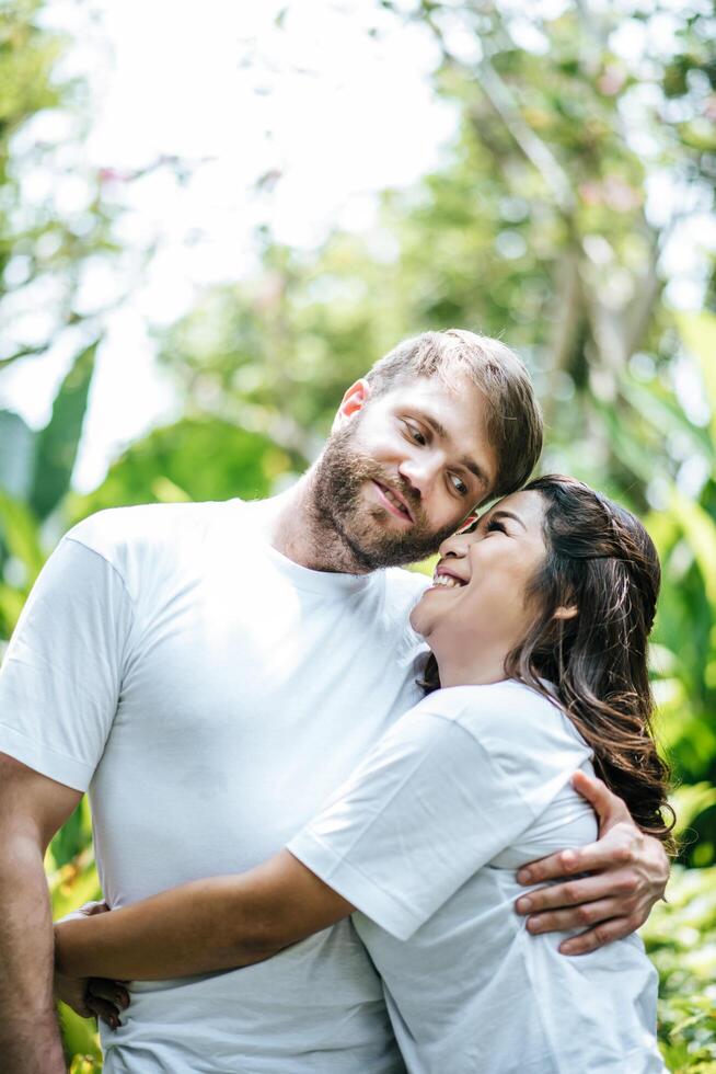 feliz, sonriente, pareja, diversidad, en, amor, momento, juntos foto