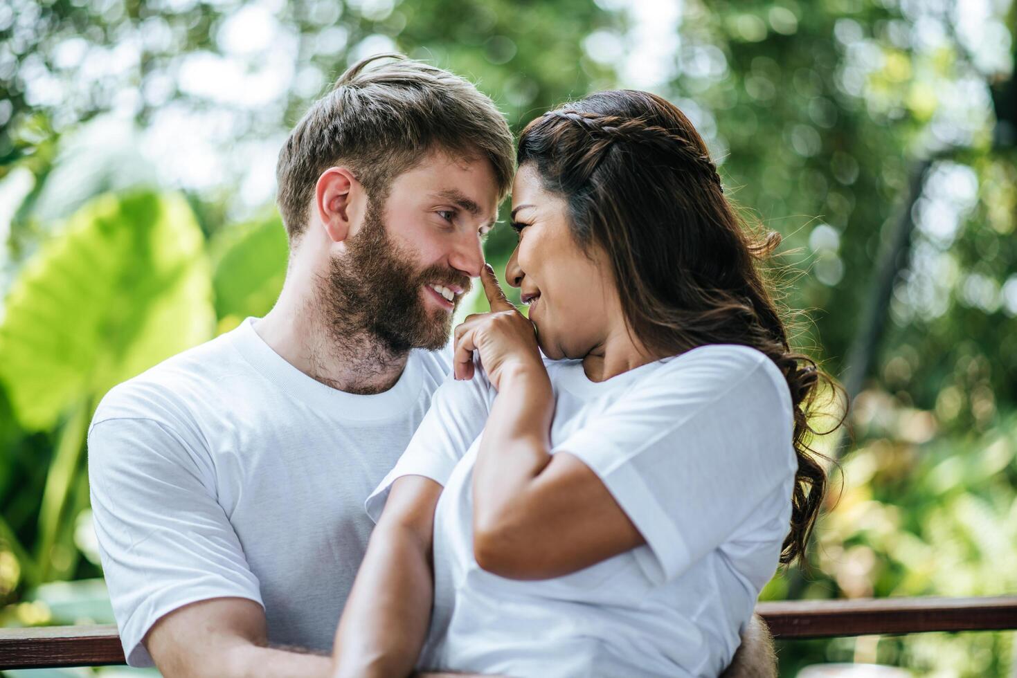 feliz, sonriente, pareja, diversidad, en, amor, momento, juntos foto