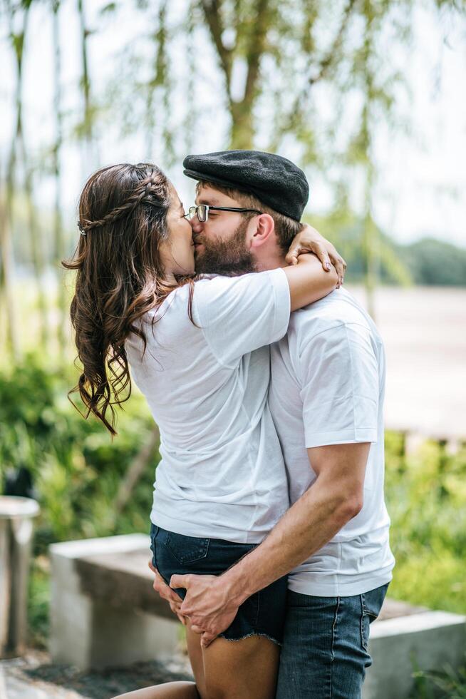 feliz, sonriente, pareja, diversidad, en, amor, momento, juntos foto