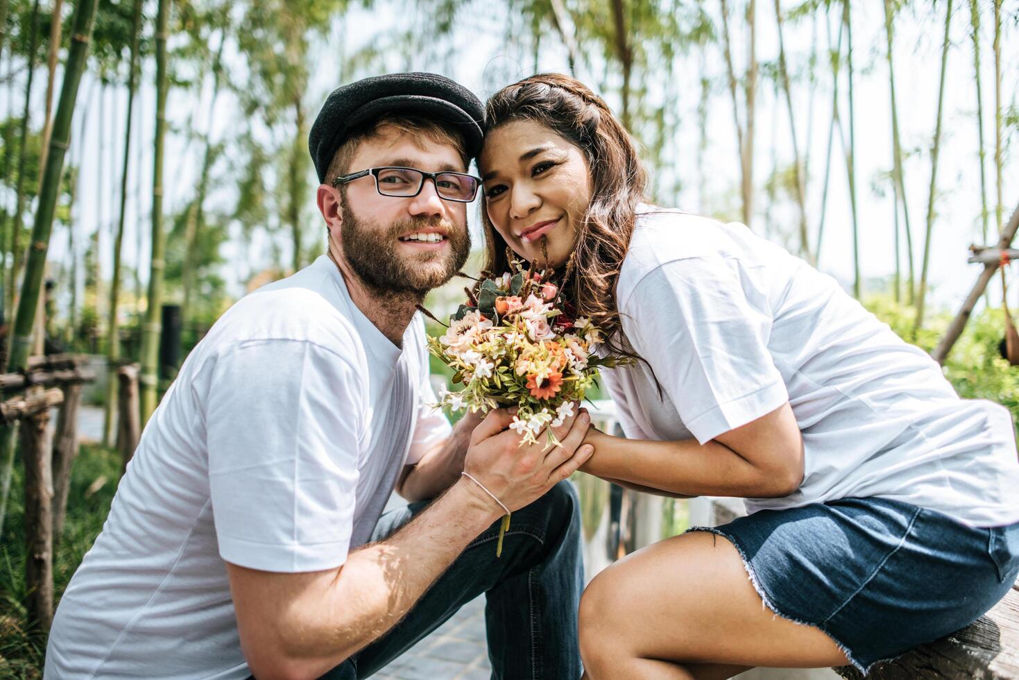 feliz, sonriente, pareja, diversidad, en, amor, momento, juntos foto