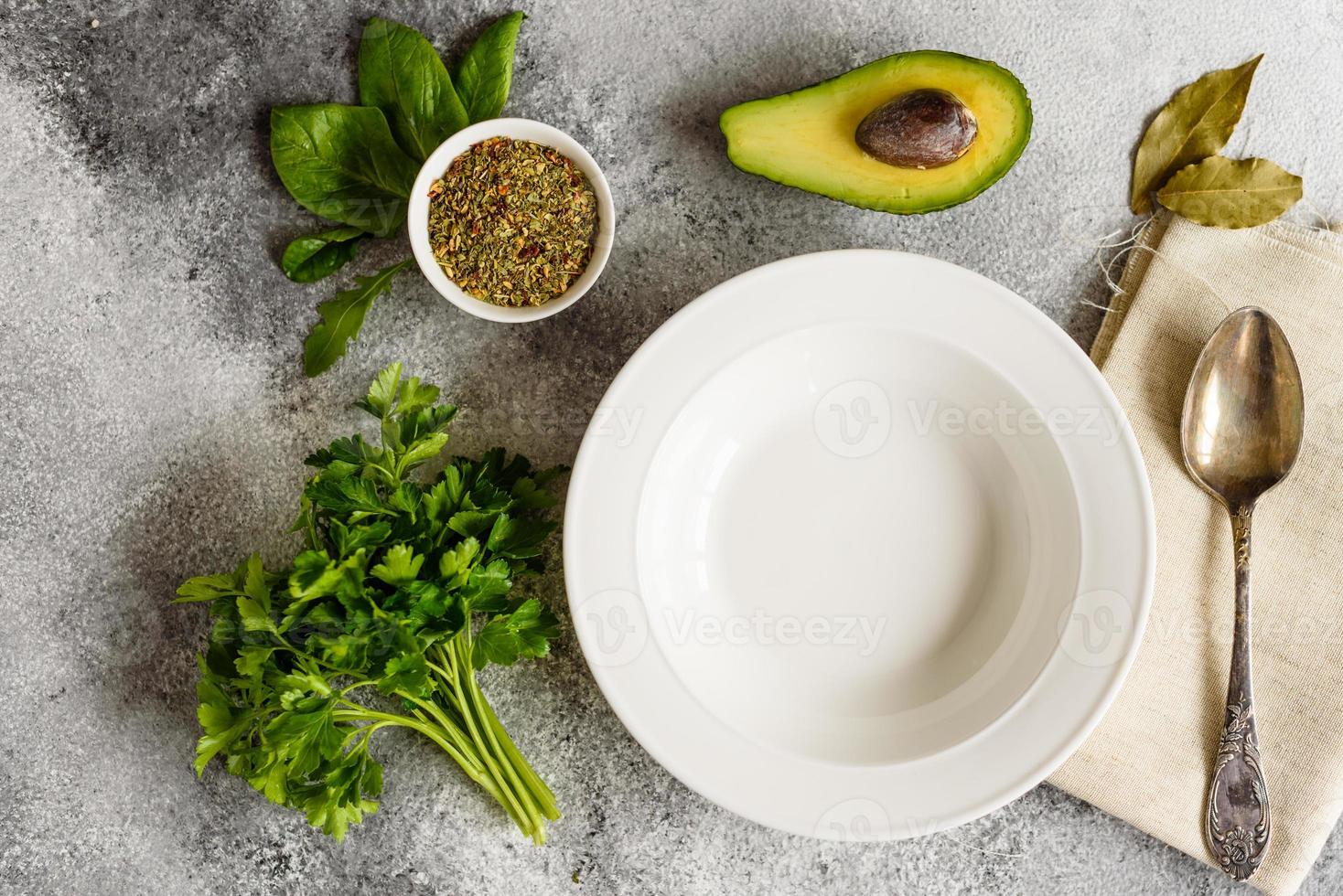 sabrosa sopa de verduras y especias sobre un fondo de hormigón gris. se puede utilizar como fondo foto