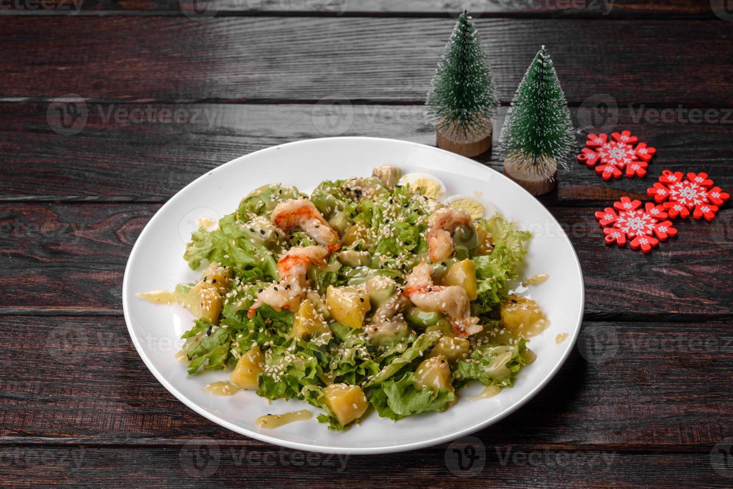 sabrosa ensalada fresca preparada para la mesa navideña foto