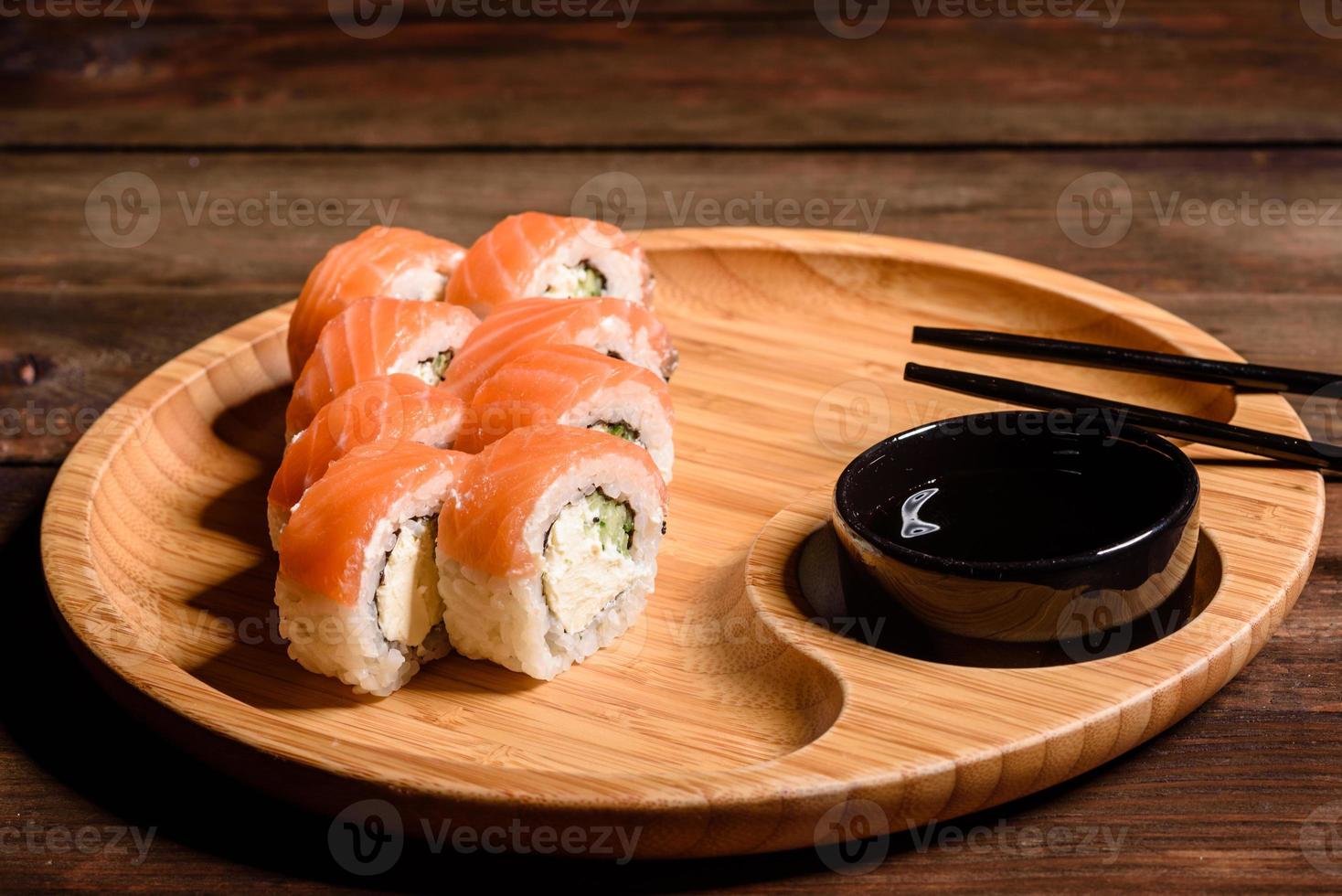 varios tipos de sushi servido sobre un fondo oscuro foto