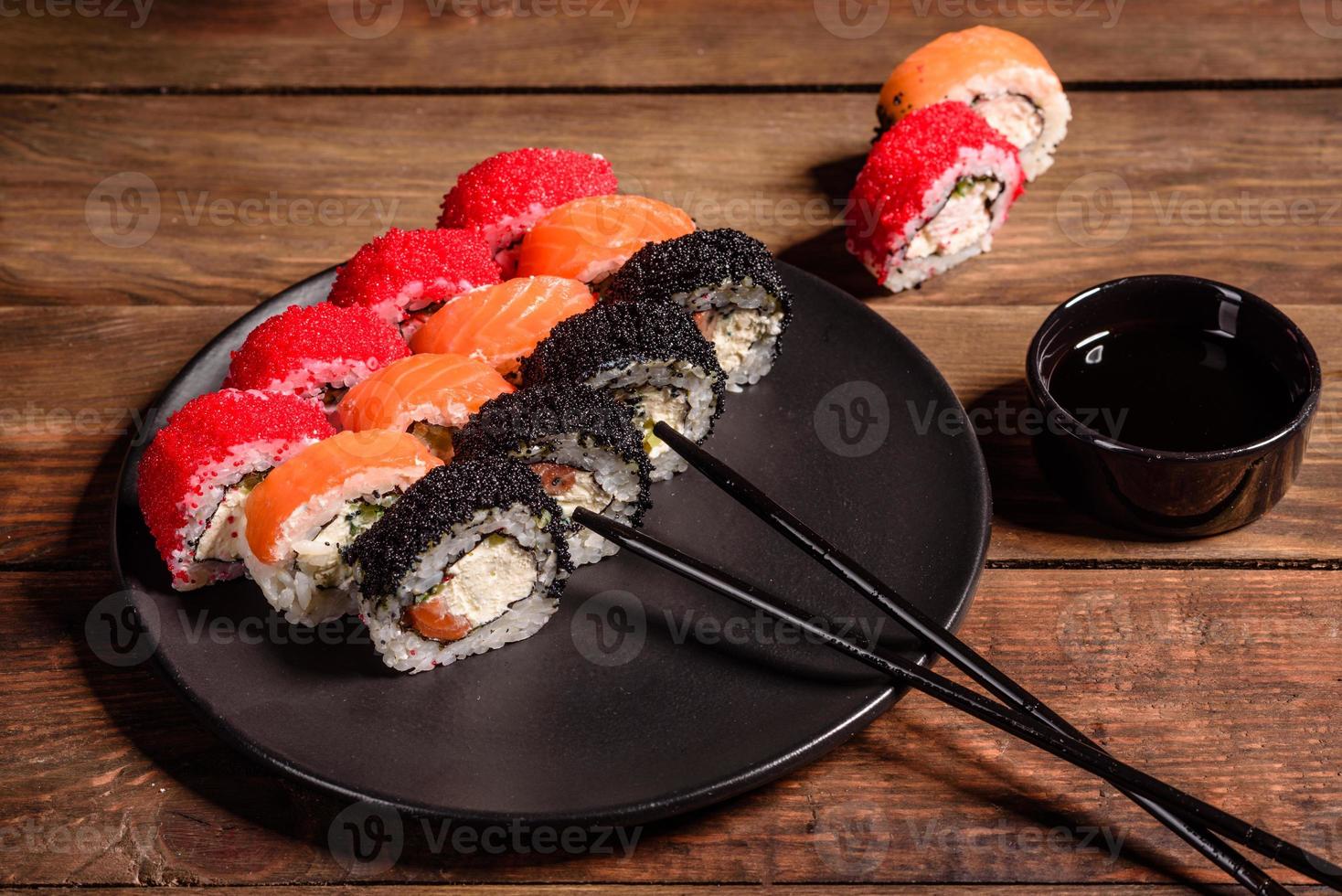 varios tipos de sushi servido sobre un fondo oscuro foto