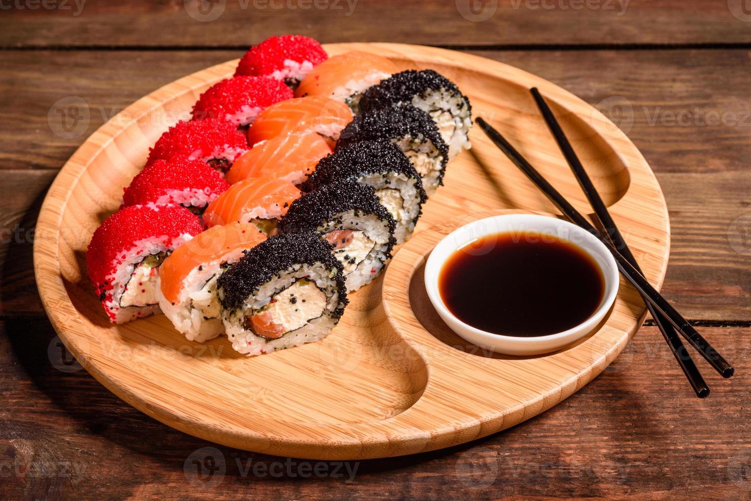 varios tipos de sushi servido sobre un fondo oscuro foto