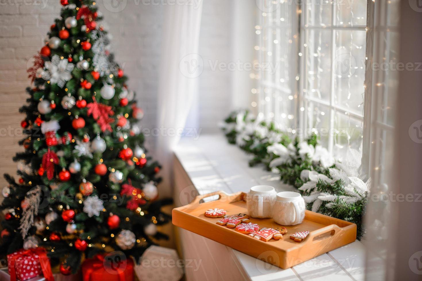 Hermoso interior festivo de Navidad en una casa de campo en Nochebuena foto