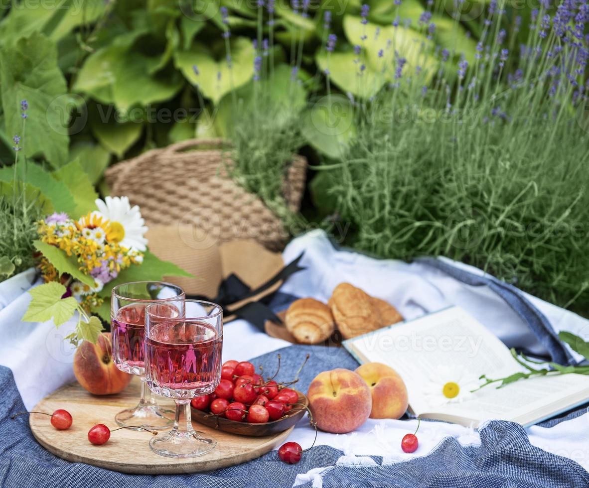 Establecer para picnic en una manta en campo lavanda foto