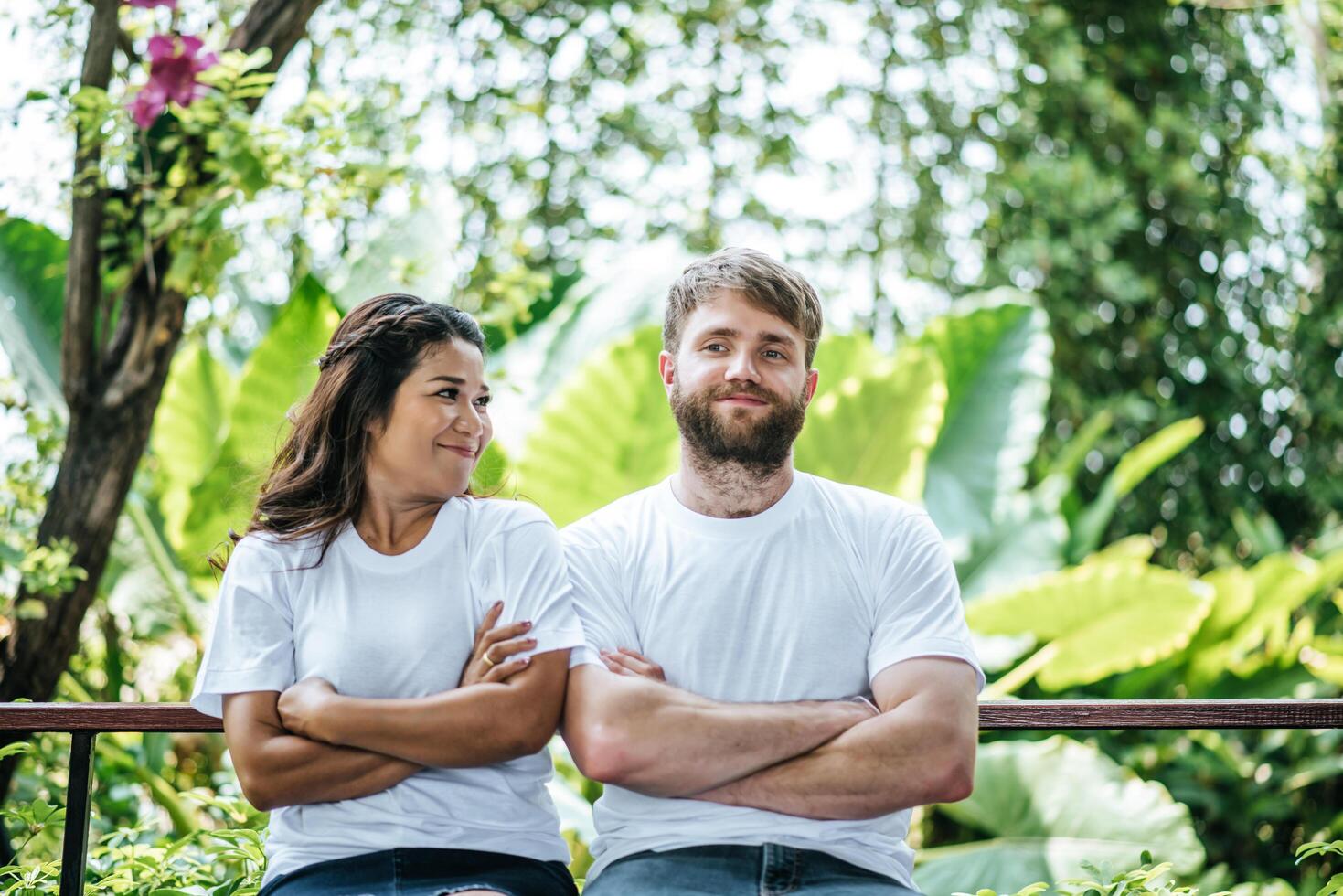 feliz, sonriente, pareja, diversidad, en, amor, momento, juntos foto